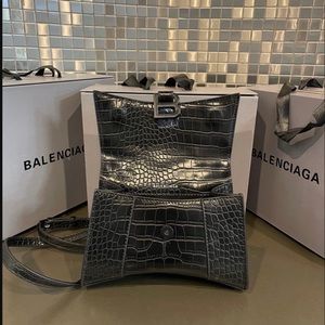 ￼Balenciaga S Hourglass Purse
Comes w/ org box, dust bag, and auth card.